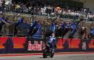 Rins aguanta a Rossi, aprovecha la caída de Márquez y gana en Austin
