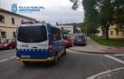 Un vehículo de la Policía Municipal, junto al vehículo accidentado.
