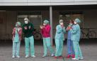 Sanitarios que luchan contra el coronavirus aplaudiendo a las ocho de la tarde