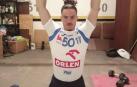Niko Mindegia, en el 'gimnasio' que se ha montado estos días en el garaje de su casa en Polonia.
