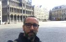 Autofoto de Miguel Troncoso en la Grand Place, habitualmente repleta de turistas, que ofrece estos días un desolador aspecto debido al confinamiento.