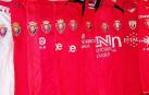 La evolución del escudo de Osasuna, a través de una parte de la colección de camisetas que tiene el pamplonés Txema García.
