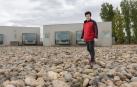 Carlos Bueno Gil, ante algunas de las habitaciones denominadas 'Cubos' de su hotel Aire de Bardenas de Tudela.