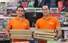 Jorge y Johan, con varios paquetes preparados para su envío por mensajería.