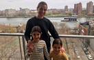 La adrianesa Amaya Guillermo Jiménez con sus dos hijas, Julia y Manuela, en el balcón de su casa de Manhattan, con el East River detrás.