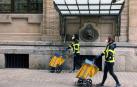 Dos carteras con los carritos de reparto en Pamplona