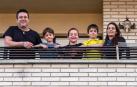 David Martínez y Nuria Azpilicueta con sus hijos June, Marc y Xavi en su casa de Ayegui.