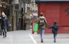 Un niño, acompañado, en el Casco Antiguo de Pamplona.