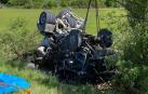 Una grúa ha elevado el camión, que ha quedado en este estado tras el accidente.