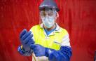 Un operario trabaja en la zona de producción de solución hidroalcohólica de la fábrica del grupo Beiersdorf Nivea, en Tres Cantos, Madrid.