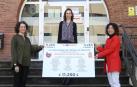 Mónica Yu entrega el cheque a las representantes del Gobierno de Navarra.
