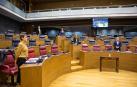 MINUTO DE SILENCIO POR LOS FALLECIDOS. Los parlamentarios, consejeros y presidenta guardaron este viernes un respetuoso minuto de silencio por las víctimas de la pandemia en Navarra. Con el hemiciclo casi vacío debido a las medidas de separación social impuestas por sanidad el silencio fue total.