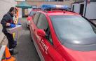 Los bomberos desinfectan con ozono ambulancias y coches policiales