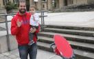 Sacaron a la calle patinetes, pelotas y bicicletas. Pero también lucieron sonrisas y una mezcolanza de cautela que compartieron con sus padres. Manteniendo las distancias, miles de menores de 14 años experimentaron qué significó romper una cuarentena que les ha privado de amigos, colegio y una familia al completo desde el 15 de marzo. Este domingo, todo cambió. Al menos para el primer paso.