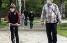 El primer día en el que se permite la salida de menores acompañados a la calle, durante una hora, está transcurriendo con normalidad en Navarra, salvo algunas aglomeraciones de personas en determinadas zonas de Pamplona, han informado fuentes policiales.