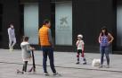 El primer día en el que se permite la salida de menores acompañados a la calle, durante una hora, está transcurriendo con normalidad en Navarra, salvo algunas aglomeraciones de personas en determinadas zonas de Pamplona, han informado fuentes policiales.