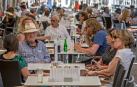 Las terrazas de los bares se llenan tras San Fermín gracias al buen tiempo y el turismo.