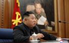 Kim Jong-un llama a "reforzarse militarmente" en una reunión con altos cargos