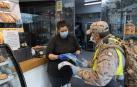 Un militar de Bardenas reparte 'non touch' en un comercio.