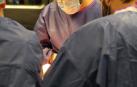 Juanjo Ruiz, con su gorro personalizado de Osasuna, en una operación de urgencia a un paciente.