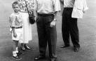 Sammy Lee observa El Sadar, junto a su hijo Mattius, mientras detrás conversan la mujer del inglés y Robinson.
