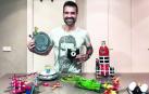 El profesor Sergio Moleres Tabar, tutor de 1º de Primaria en el colegio Sagrado Corazón, con materiales para hacer manualidades en su casa.