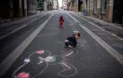 Una niña pinta una calle en Nantes.