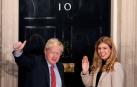Boris Johnson y su novia Carrie Symonds, frente al 10 de Downing Street.