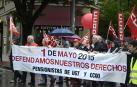 Miles de personas, convocadas por UGT y CCOO de Navarra, se han  manifestado en Pamplona este viernes, Día Internacional del Trabajo,  para reivindicar un cambio "radical" de las políticas económicas  actual.