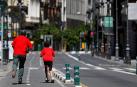 Un niño y un adulto, en una calle de Valencia.