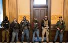 Hombres armados protestan en el Capitolio de Michigan contra confinamiento