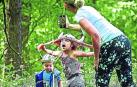 Dos niños y su madre disfrutan de un paseo por un bosque en Baal, Alemania.