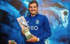 Iker Casillas posa con el trofeo de mejor portero en Portugal.