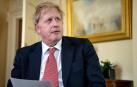 Boris Johnson, leyendo un mensaje de agradecimiento a los sanitarios que le atendieron.