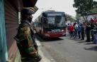 Un miembro de la guardia bolivariana de Venezuela vigilando la calle