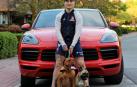 El Chimy Ávila posa con sus perros delante del coche en las inmediaciones de su casa, este pasado sábado a última hora de la tarde.