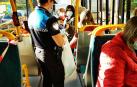 Pamplona reparte 15.000 mascarillas entre los usuarios del transporte público