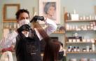 Las peluquerías abren este lunes con avalancha de citas, uso obligatorio de mascarillas y sin revistas