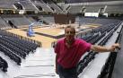 El presidente de la Federación Navarra de Baloncesto, Pablo Bretos, en las gradas de la pista central del Navarra Arena.