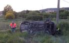 Un agente de la Policía Foral, junto al vehículo accidentado.