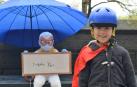 Teo, ante la escultura del superhéroe que fabricó con su padre, Beñat Iglesias, y a la que un día de lluvia alguien colocó un paraguas.