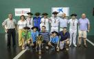 El equipo de Santesteban posa en el Labrit después de imponerse en la última edición a Pamplona.