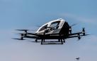 Imagen que muestra el dron Ehang 216, un modelo biplaza no tripulado, durante su presentación este jueves en Viena.