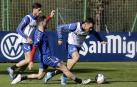 Kike Barja trata de arrebatar el balón a Unai García ante la presencia de Nacho Vidal, ayer en el entrenamiento celebrado en Tajonar.