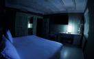 Desinfección con una lampara ultravioleta de una de las habitaciones del hotel El Toro