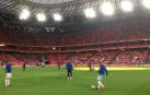 Los jugadores de Osasuna calientan antes del inicio del partido.