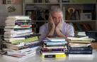 Gregorio Luri, posando en el despacho de su casa rodeado de libros.