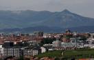 Pamplona parece ver más cerca  la Sierra de Andia y los picos Txurregi y Gaztelu, que este sábado pintaban de verde el horizonte a sus espaldas.