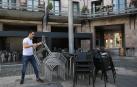 Daniel Errea, de la cervecería La Quinta, apila las sillas de su terraza en la plaza de Yamaguchi.