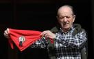 José Javier Echarte muestra el pañuelo con lazo negro con el escudo del 25º aniversario del Struendo. El año exacto de su inicio varía según la fuente.